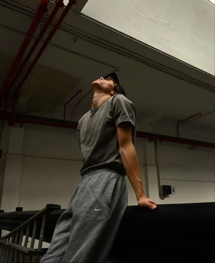 Одежда на модели: дневной свет и спокойный образ