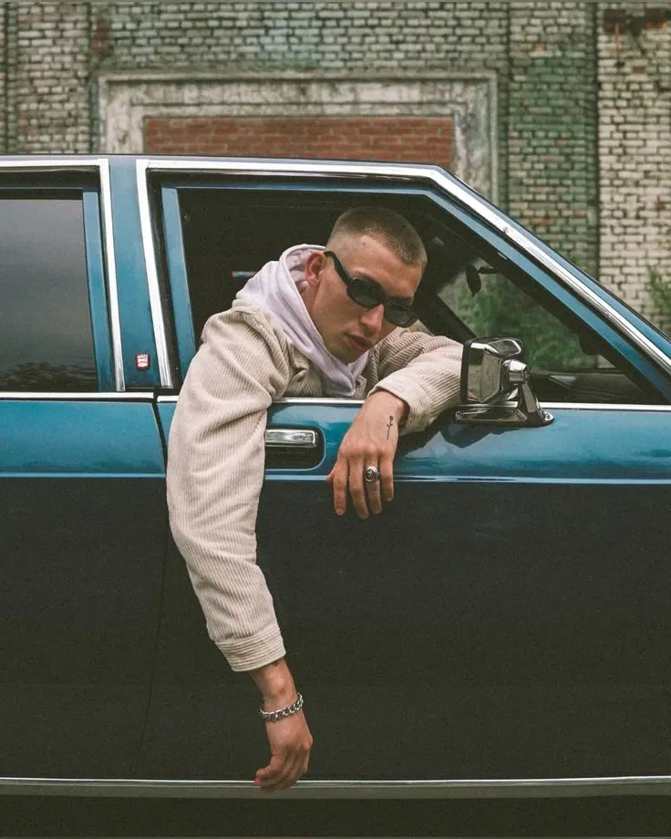 Un retrato junto a un coche clásico azul — retrato de hombre