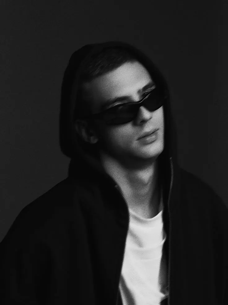 Dark sunglasses in a black and white close-up — men's portrait