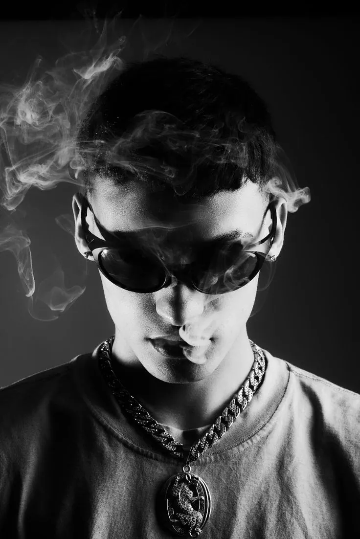 Gafas redondas en un retrato monocromo granulado — retrato de hombre