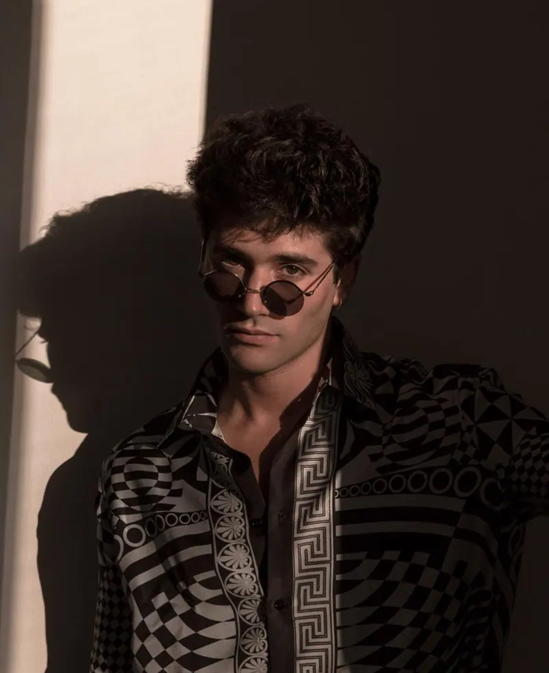 Una camisa estampada bajo sombras cálidas — retrato de hombre