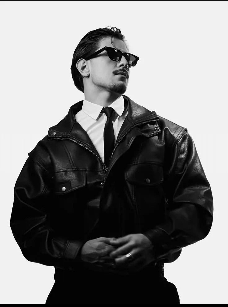 Un abrigo de cuero y gafas oscuras en blanco y negro — retrato de hombre