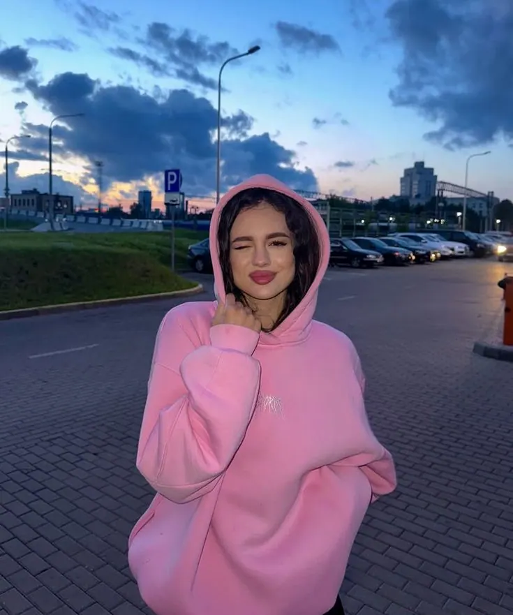 Женское фото: вечерний город и мягкий цвет