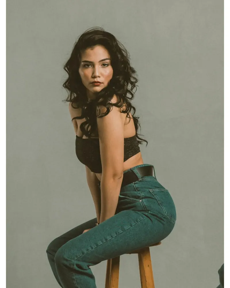 Un retrato de estudio en un taburete alto — retrato de mujer