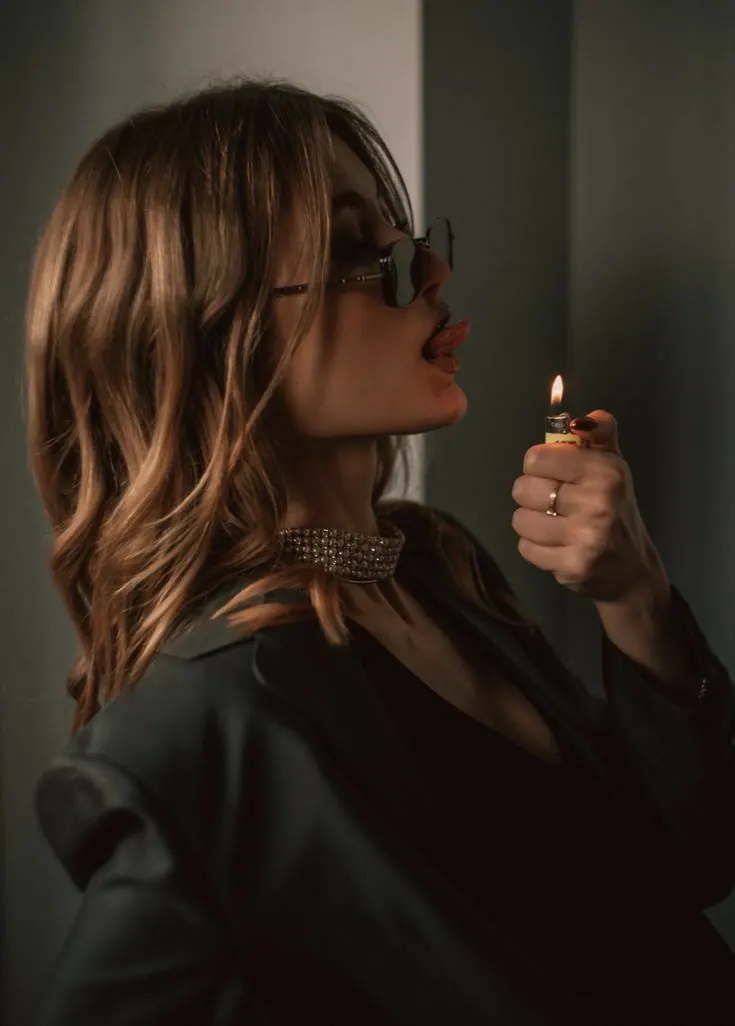 Un perfil cálido con un mechero — retrato de mujer
