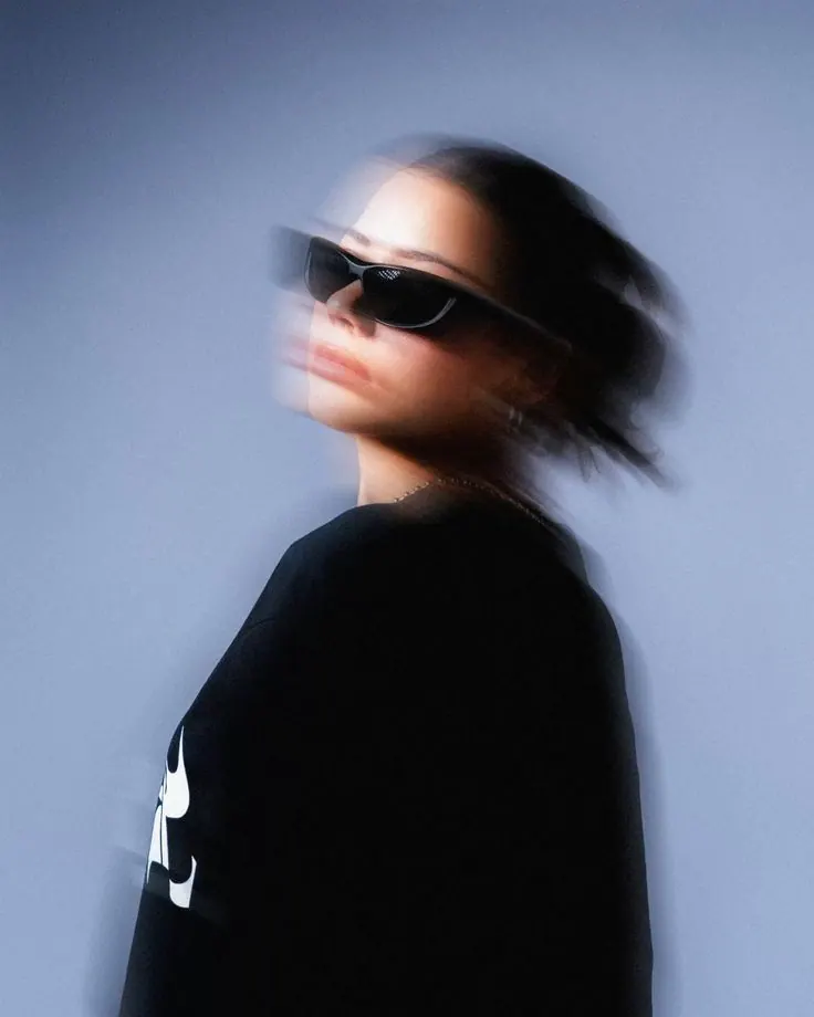 Un retrato borroso con gafas oscuras — retrato de mujer