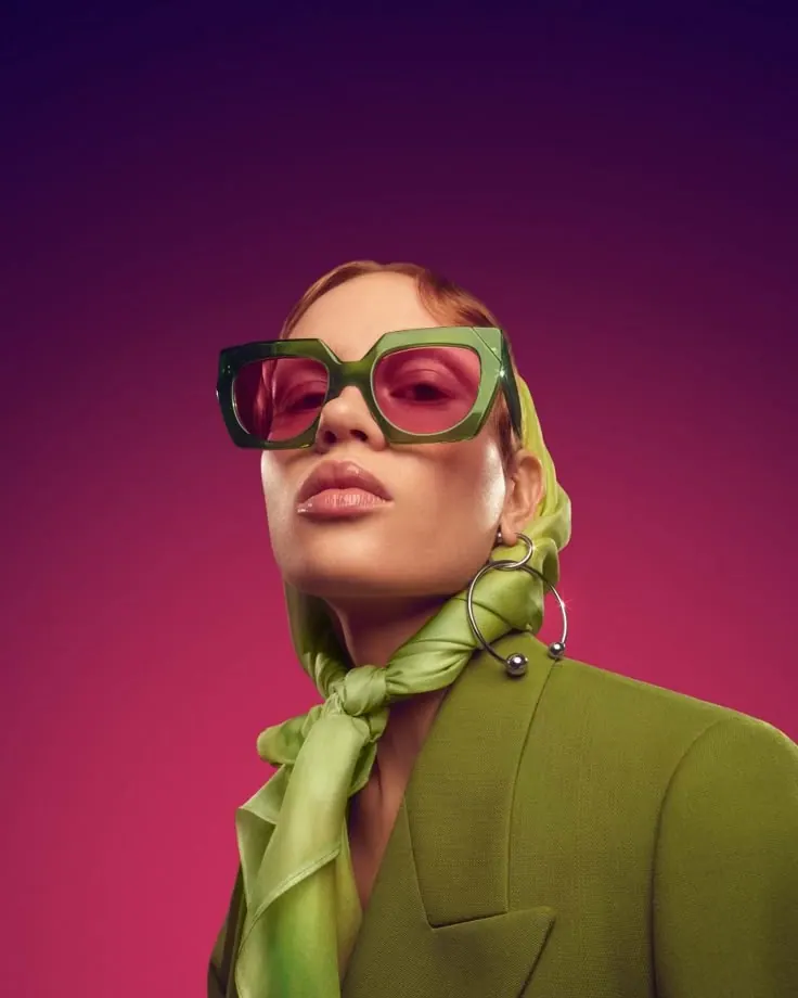 Gafas rosas y una americana verde — retrato de mujer