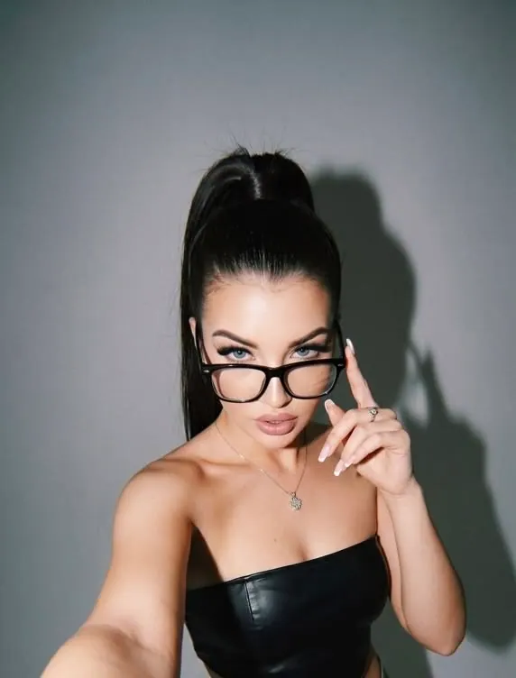 Un top negro sin tirantes y gafas — retrato de mujer