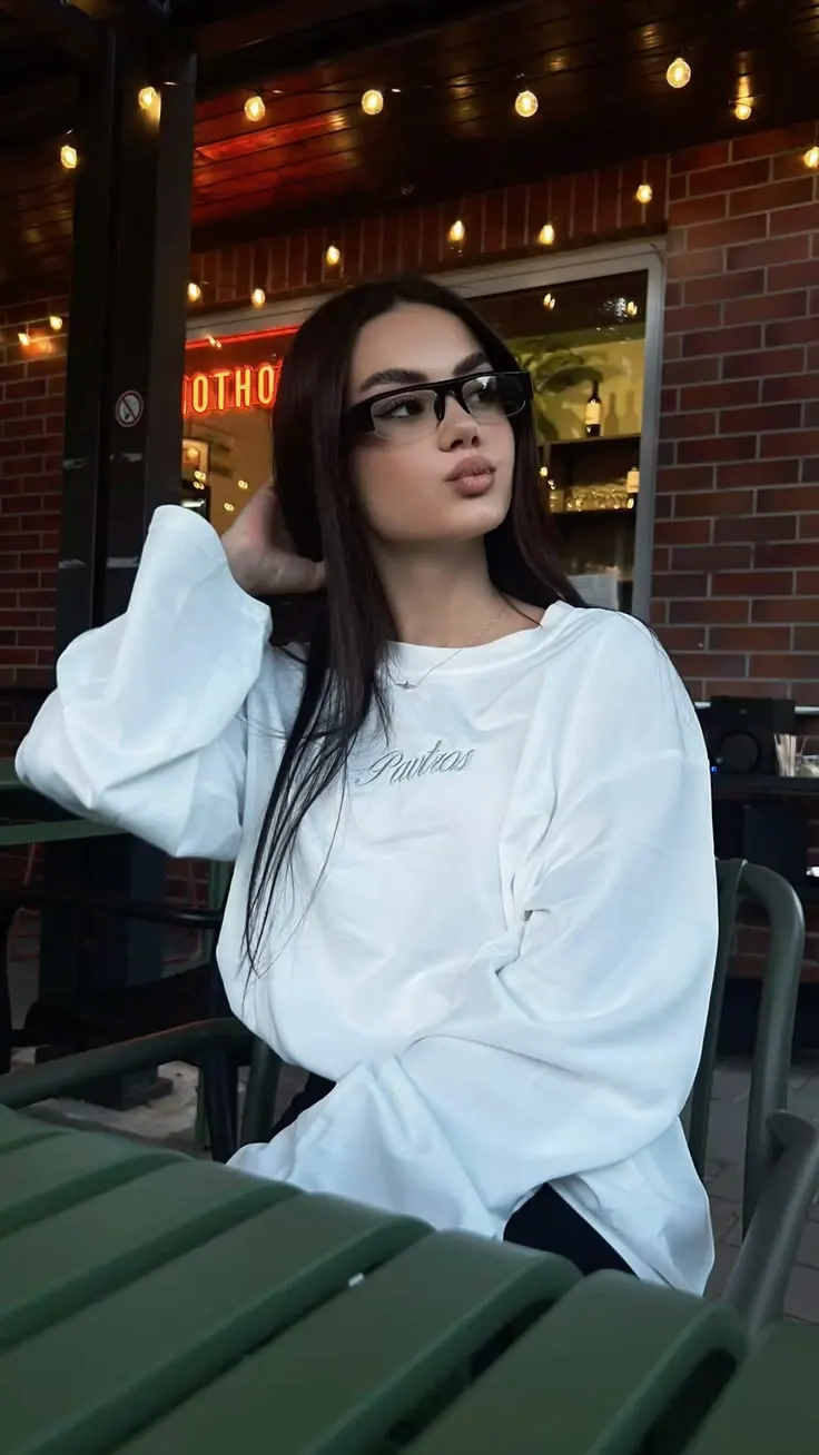 Una sudadera blanca en una terraza — retrato de mujer