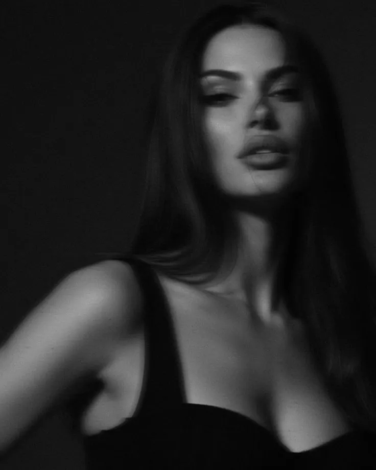 Un primer plano borroso en blanco y negro — retrato de mujer