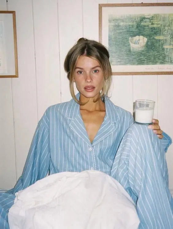 Una camisa azul y café matinal en la cama — retrato de mujer